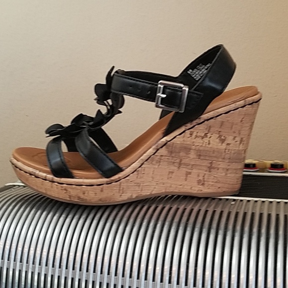 b.o.c. Shoes - CUTE B.O.C BLACK FLOWER ACCENT WEDGE SANDALS